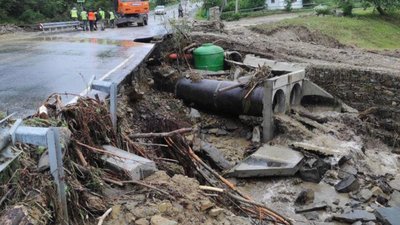 На Львівщині через негоду перекрили дорогу