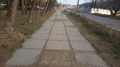 У Новояворівську на тротуарі можна пробити ногу (ФОТО)