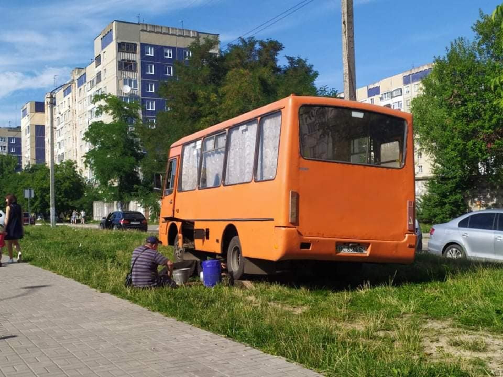 У Львові водій біля власного будинку ремонтує маршрутку, фото Зручне місто