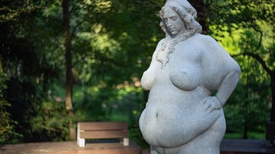 У Львові сперечаються про оголену жіночу скульптуру у Стрийському парку