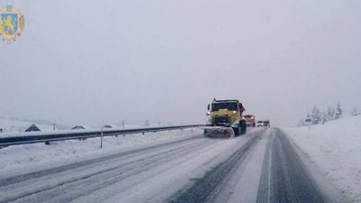 Автомобільні шляхи Львівщини очищують від снігу
