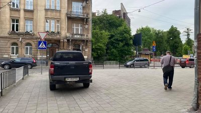 У Львові школа встановила обмежувач для паркування автомобілів (ФОТО)