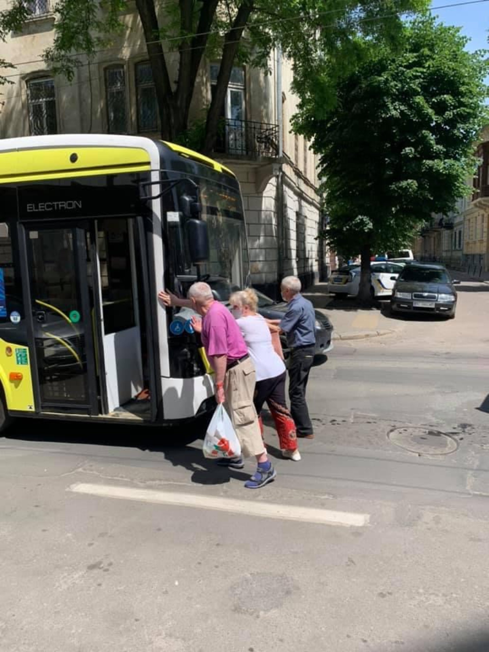 У Львові пенсіонери штовхали тролейбус, фото Варта-1