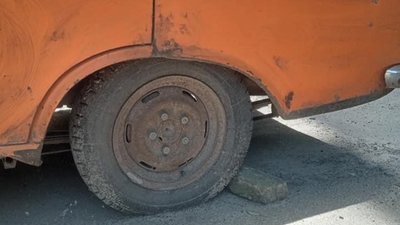 У Львові із вулиці просять прибрати старенький «Москвич» (ФОТО)