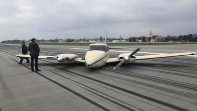Спеціальна комісія розслідує виїзд за злітну смугу літака  у Львові (ФОТО)