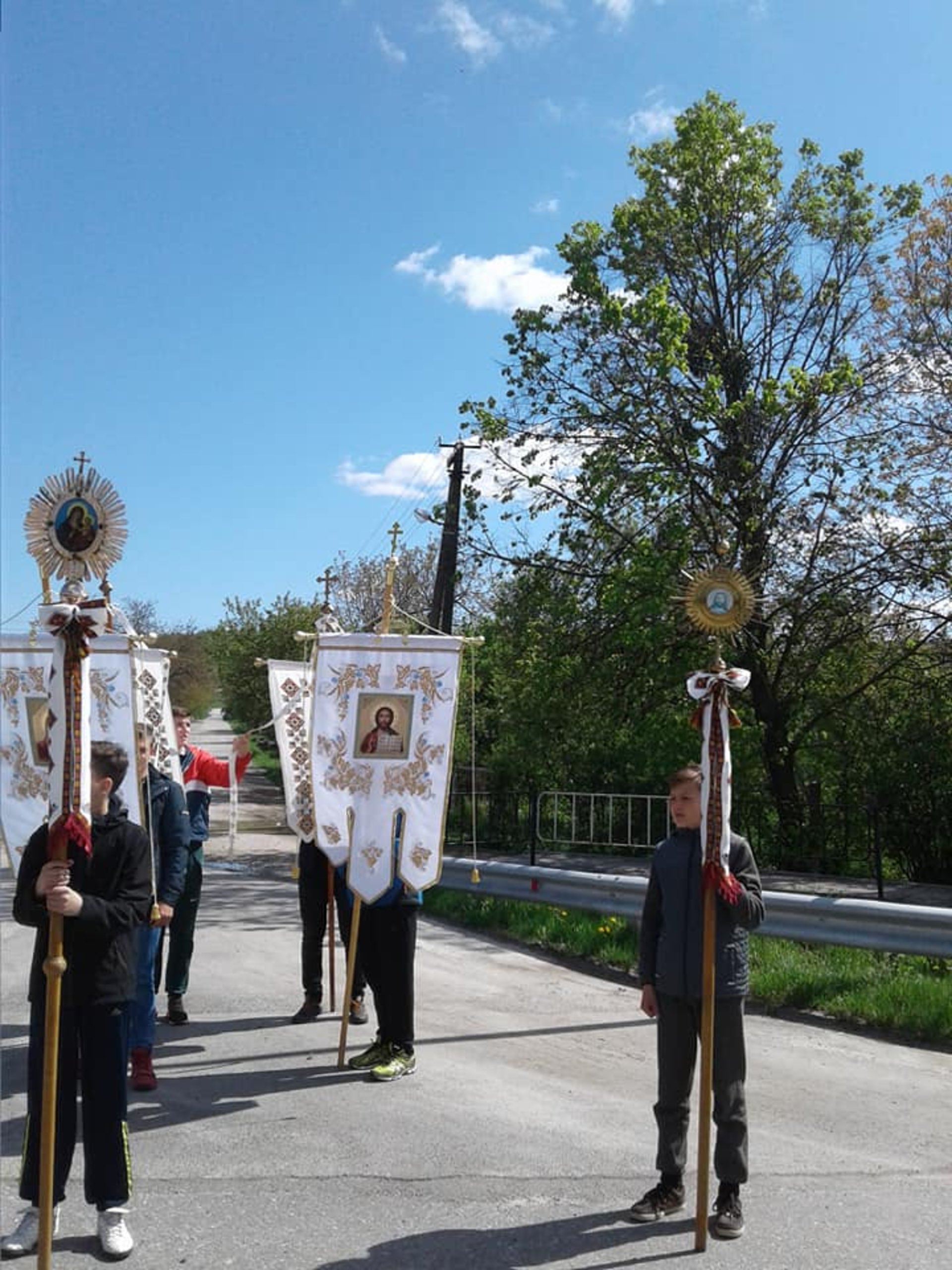 Як на Львівщині діти і дорослі на колінах прощаються з Героєм. Фото ТетянЯк на Львівщині діти і дорослі на колінах прощаються з Героєм. Фото Тетяна Лісковецькаа Лісковецька