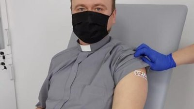 У Яворівському районі священник вакцинувався проти COVID-19 (ФОТО)