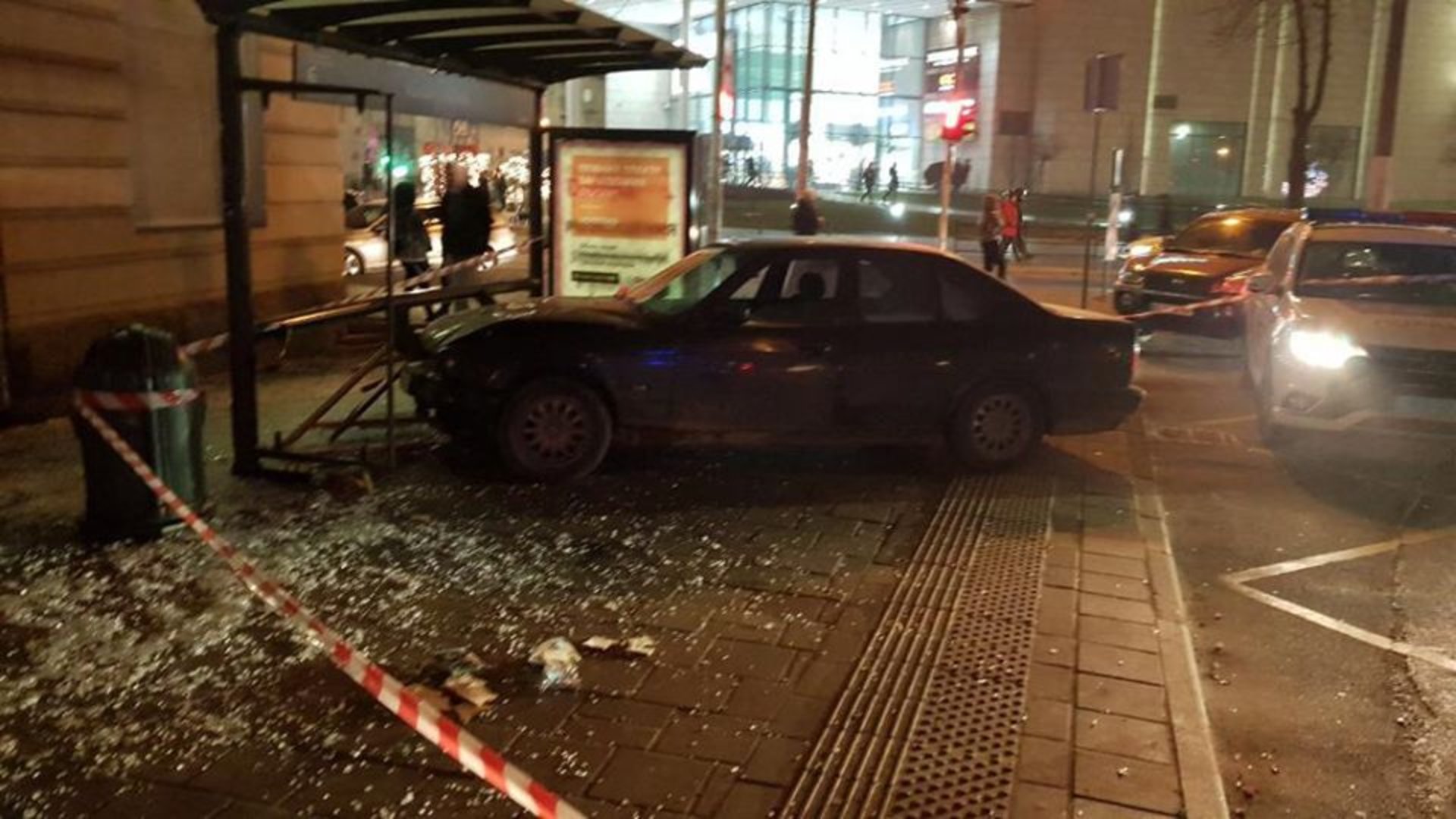 У Львові водій "БМВ", позбавлений прав, в'їхав у зупинку громадського транспорту, - МВС