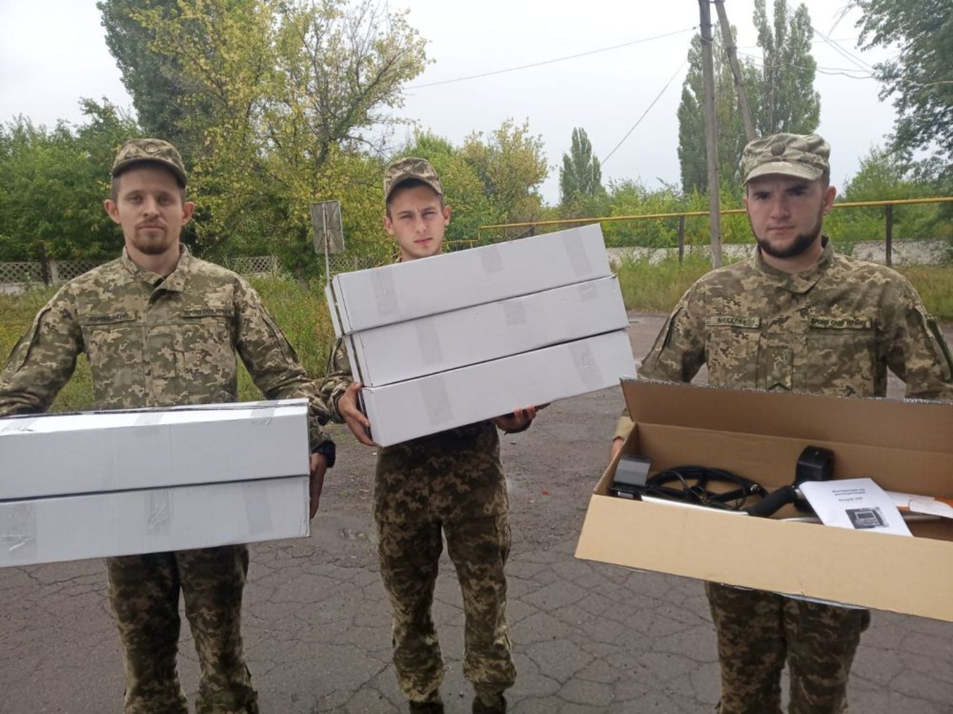 Військовим 24-ої бригади на передову передали необхідне обладнання, фото ЛМР
