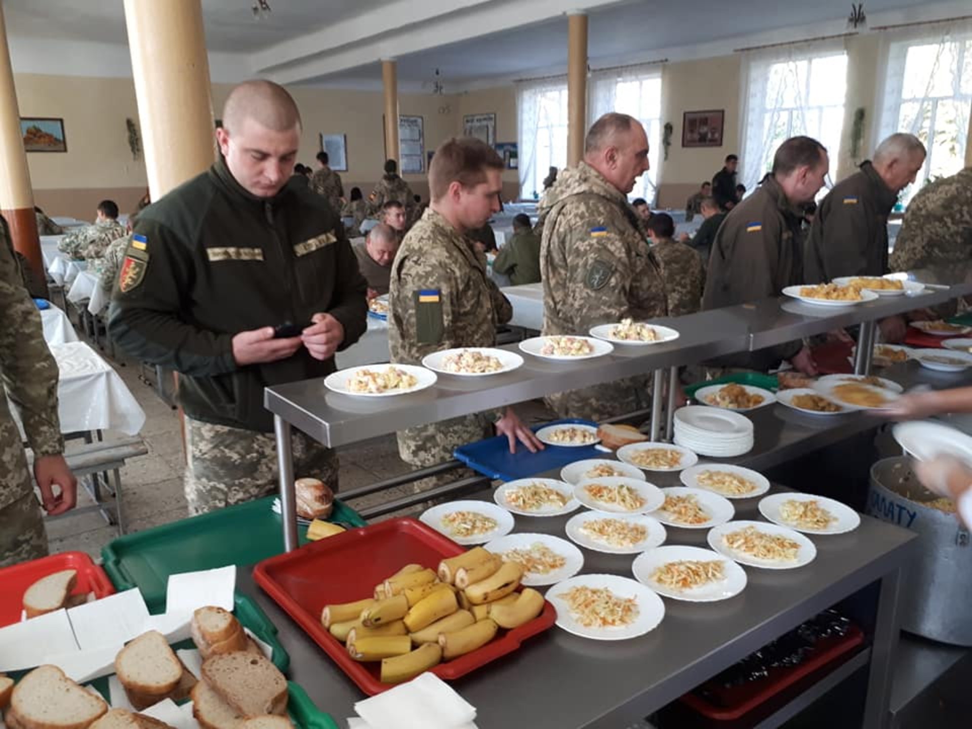 Як на Львівщині годують військових. Світлини з допису Сухопутні війська ЗС України.