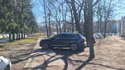 У Львові у сквері паркуються автомобілі (ФОТО)