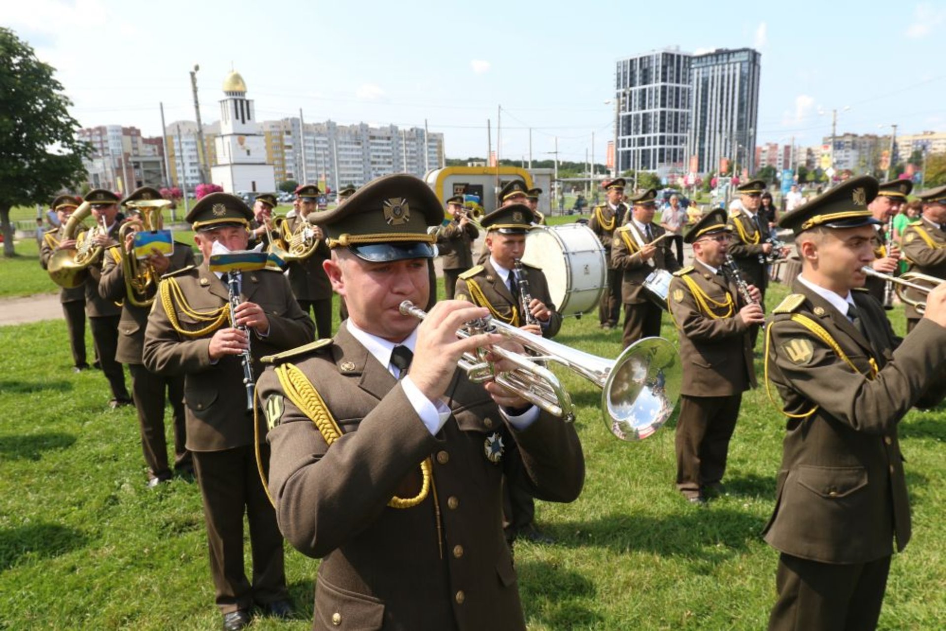На площі біля Центру Довженка замайорів національний стяг, фото ЛМР