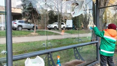 У Львові миють маршрутні зупинки