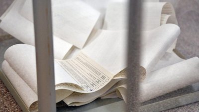 У Львові жінка проголосувала 10 бюлетенями за мажоритарного кандидата