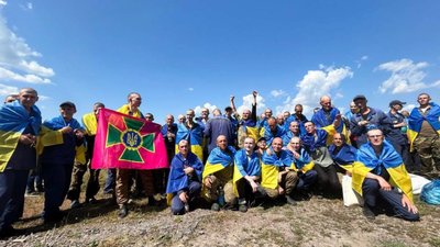 Захисник із Яворівщини дзвонить додому після повернення з полону (ВІДЕО)