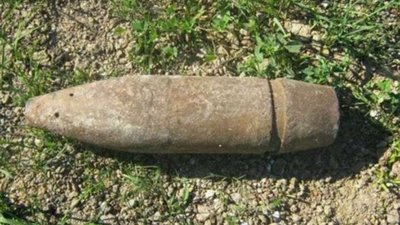 У Львові біля дороги і новобудови виявили снаряд