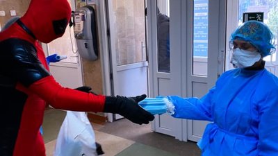 У Львові "супергерой" приніс до поліклініки партію медичних масок (ФОТО)