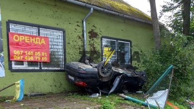 У Пустомитах п’яний водій влетів у магазин і перекинувся: подробиці (ФОТО)