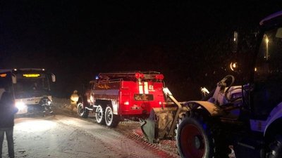 У Львівській області в снігових заметах загруз пасажирський автобус (ФОТО)