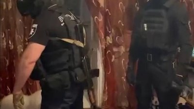 На Полтавщині п’яний чоловік стріляв по поліцейських з вікна багатоповерхівки (ФОТО, ВІДЕО)