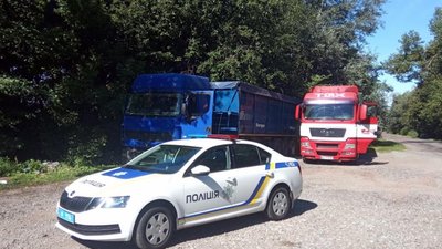 На Житомирщині затримали сміттєвози зі Львова, з підробленими накладними (ФОТО)
