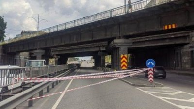 У Києві від шляхопроводу відколовся уламок і пробив лобове скло автівки (ВІДЕО)