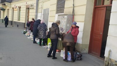 Як у Львові під час карантину процвітає стихійна торгівля (ФОТО)