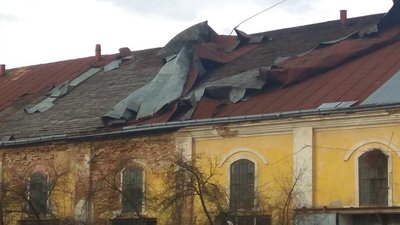 У Жовкві вітер зірвав з даху пам’ятки архітектури кілька тонн бляхи (ФОТО)
