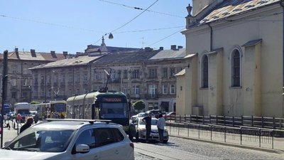 У Львові біля церкви не розминулись автомобілі