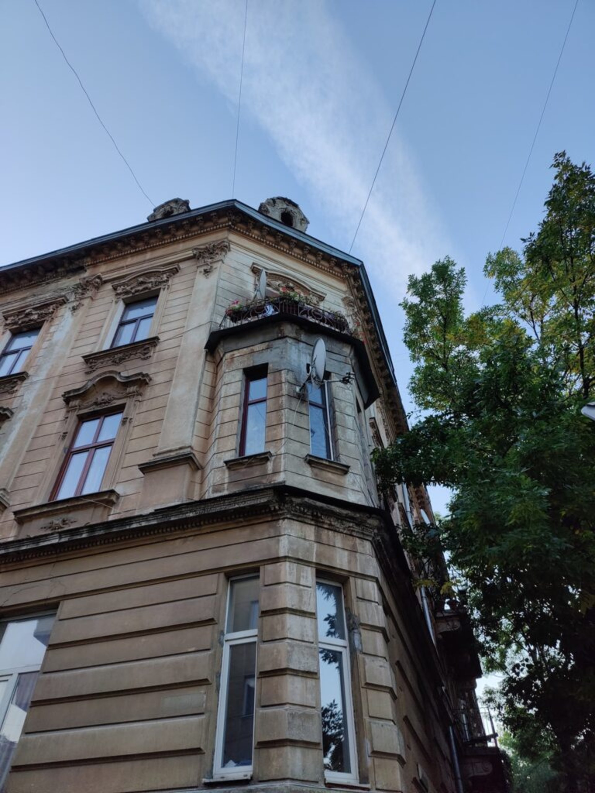 У Львові частина фасаду будинку впала на припаркований автомобіль