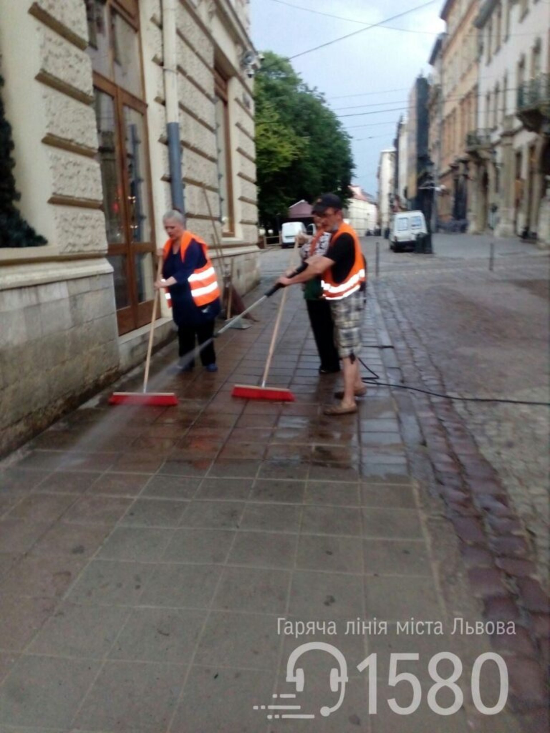 У Львові перед дощем комунальники помили вулиці міста