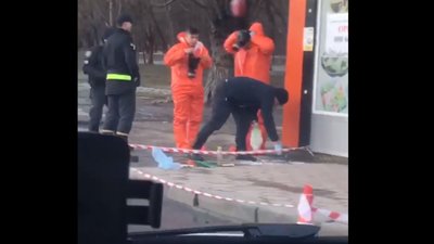 У Львові невідомий вилив на вулицю ртуть (ВІДЕО)