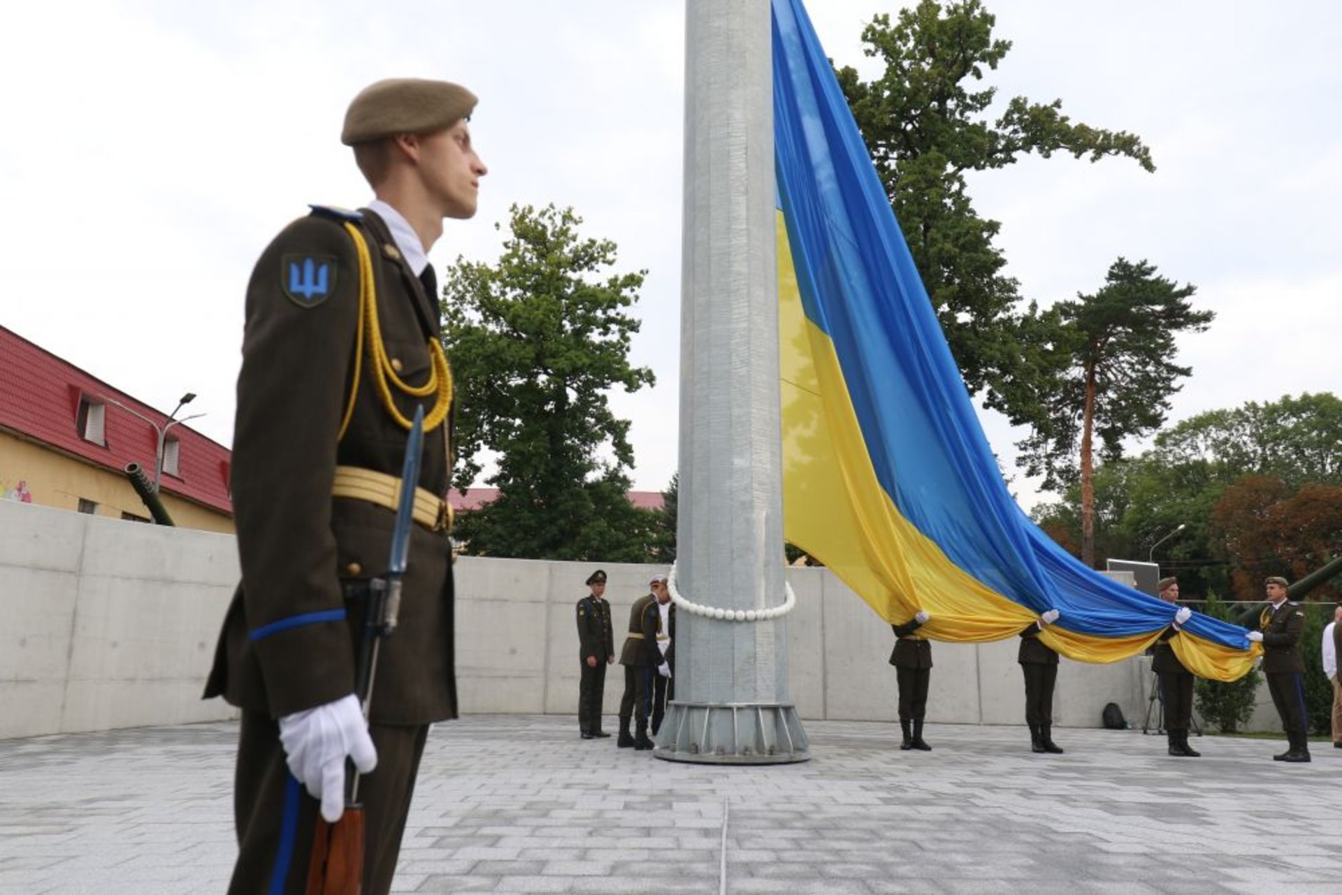 У Львові на найбільшому флагштоку за 12 млн грн урочисто підняли прапор України, фото ЛМР