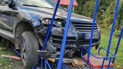 У Львові позашляховик влетів у дитячий майданчик (ФОТО, ВІДЕО)