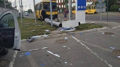 У Львові маршрутка в’їхала у стовп (ФОТО)