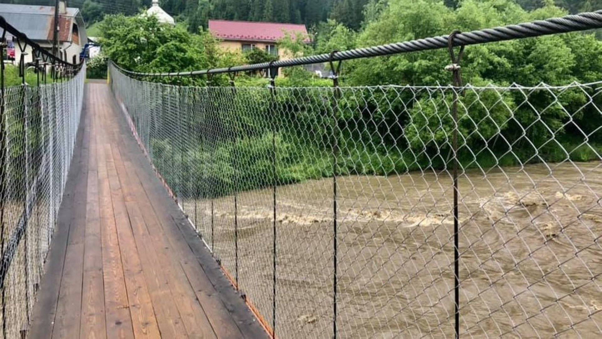 У Чорному Черемоші на метр піднялась вода, фото Роман Клим