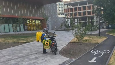 У Львові на скутері їздить 11-річний кур'єр Glovo