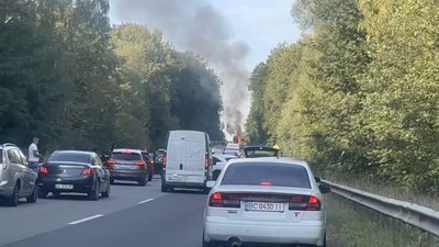 Біля Львова на дорозі вщент згорів автомобіль (ВІДЕО)