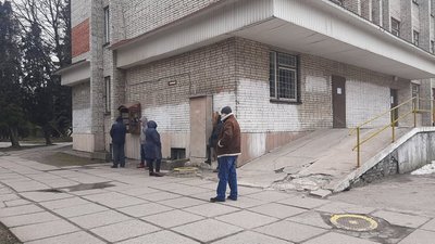 У Львові біля поліклінік виникли черги на здачу ПЛР-тестів (ФОТО)