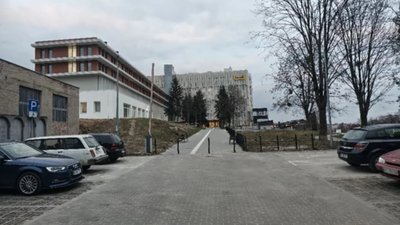 У Львові біля улюбленої лікарні Садового поставили стовпчик