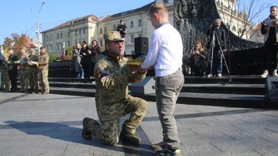 Військовослужбовцям Львівщини передали підписані державні прапори
