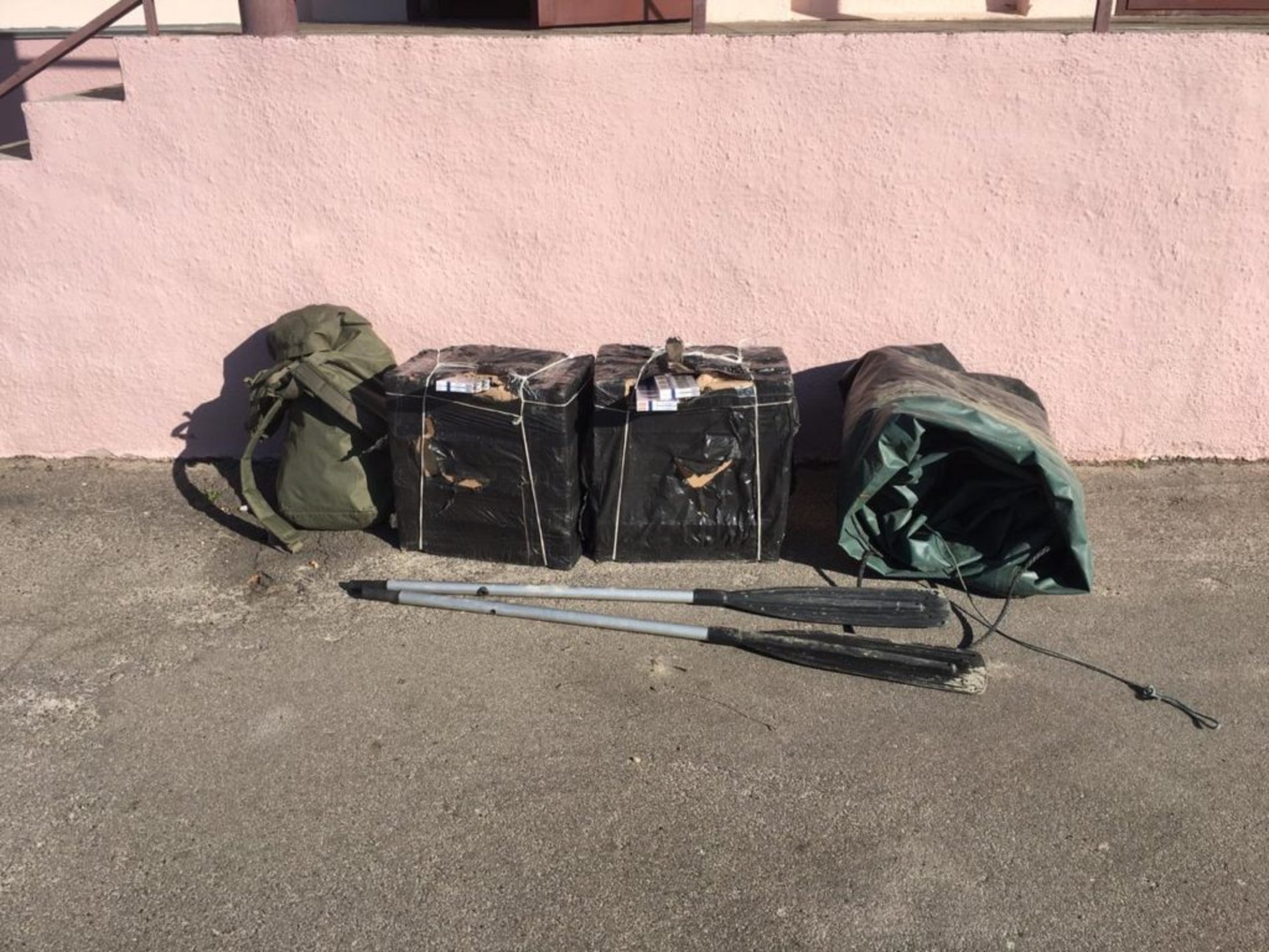 На кордоні з Польщею затримали контрабандистів з 40 ящиками сигарет. Фото: ДПСУ.