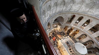 Сьогодні в єрусалимському храмі Гробу Господнього відбувається сходження Благодатного вогню (ВІДЕОТРАНСЛЯЦІЯ)