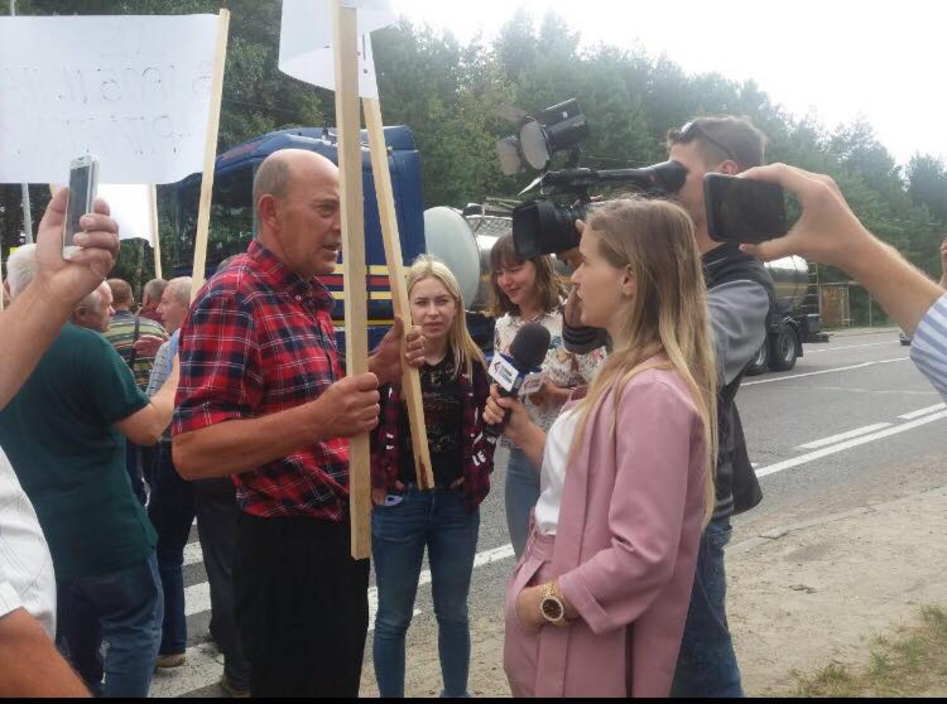 У Новояворівську працівники ТЕС перекрили міжнародну трасу. Фото: 4studio.