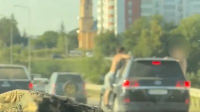 У Львові поліція оштрафувала дівчину через голих хлопців (ВІДЕО)