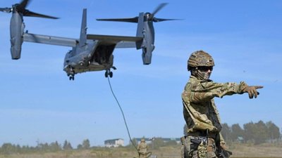 Посольство США в Україні запрошує подивитися на десантування з літаків ВПС США