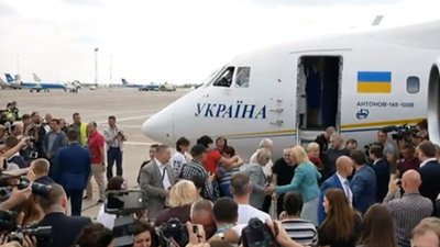 Літак із політв’язнями прилетів до «Борисполя»