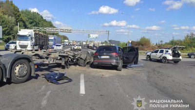 На Львівщині Volkswagen Tiguan не розминувся із вантажівкою Scania