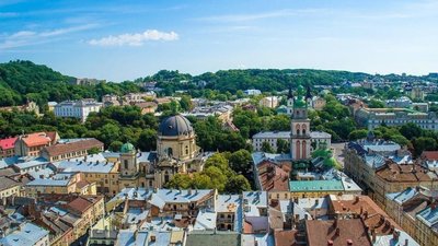 У центрі Львова студент мочився на перехожих з балкона та показував статевий орган