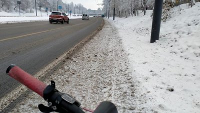 У Львові просять розчистити велодоріжки від снігу (ФОТО)